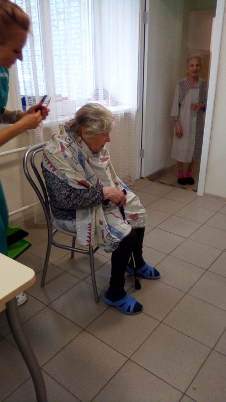 Дом престарелых г. Томск: 5 и 6 мая для бабушек и дедушек нашего пансионата стараниями парикмахера состоялись "Дни красоты". 